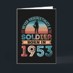 Tarjeta Soldado nacido en 1953 70th Birthday Gift Veteran<br><div class="desc">Nunca subestimes a un soldado nacido en 1953. Regalo de cumpleaños número 70 ideal para un veterano de 70 años o un entusiasta del ejército,  estados unidos,  la fuerza aérea y el ejército. Presencia retro para hombres,  mujeres,  papá en el Día del Padre.</div>
