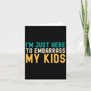 Tarjeta Sólo estoy aquí para avergonzar a mis hijos con el