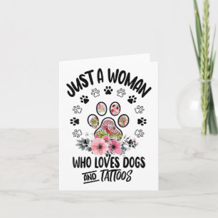 Tarjeta Solo una mujer que ama los perros y los tatuajes A