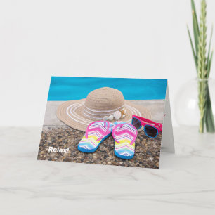 Tarjeta sombrero y chanclas junto a la piscina de cumpleañ