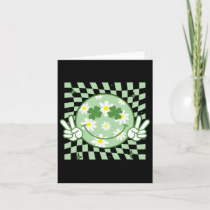Tarjeta Sonriente Cara Shamrock Groovy Día de San Patricio