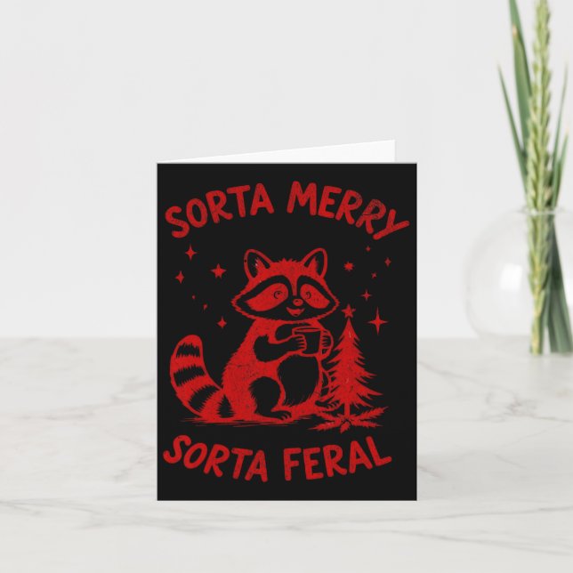 Tarjeta Sorta Merry Sorta Feral Navidades Raccoon Fun Tee (Anverso)