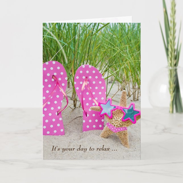Tarjeta starfish de cumpleaños y chanclas en la arena (Anverso)