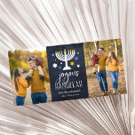 Tarjeta Starry Lights Hanukkah Photo Card<br><div class="desc">La célebre y linda tarjeta de fotos de Hanukkah incluye dos fotos favoritas. "Joyous Hanukkah" aparece en el centro con letras blancas en un fondo azul marino acentuado por una menorah iluminada y estrellas blancas,  azules y doradas. Personaliza con tus nombres bajo letras blancas.</div>