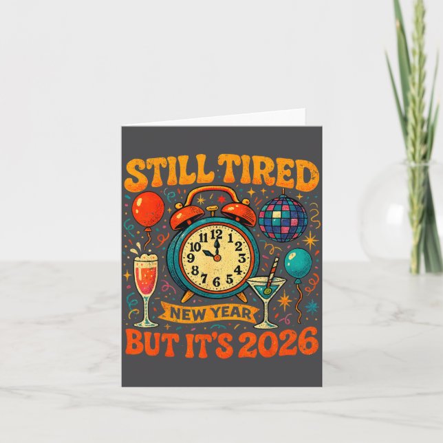 Tarjeta Still Tired But It’s 2026 Funny Retro New Year Art (Anverso)