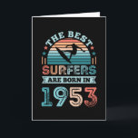 Tarjeta Surfistas nacidos en 1953 70th Birthday surfing Gi<br><div class="desc">Los mejores surfistas nacen en 1953. Un regalo ideal para los 70 años para un aficionado al surf y la surf de 70 años a quien le encanta el surf. Presencia retro para hombres,  mujeres,  papá en el Día del Padre.</div>