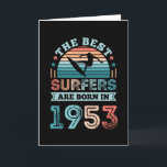 Tarjeta Surfistas nacidos en 1953 70th Birthday surfing Gi<br><div class="desc">Los mejores surfistas nacen en 1953. Un regalo ideal para los 70 años para un aficionado al surf y la surf de 70 años a quien le encanta el surf. Presencia retro para hombres,  mujeres,  papá en el Día del Padre.</div>