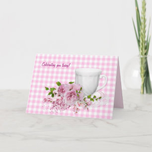 Tarjeta taza de cumpleaños y platillo con peonías rosadas