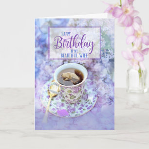 Tarjeta Taza de té y flores púrpura de cumpleaños para esp