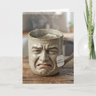 Tarjeta Taza divertida de cumpleaños con una cara y una bo