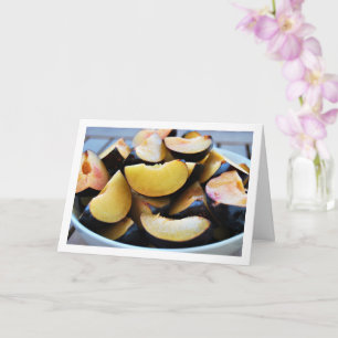 Tarjeta Tazón de frutos de ciruela en rodajas