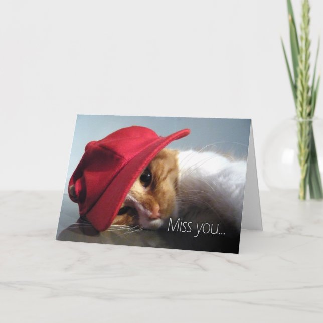 Tarjeta Te echo de menos - Un gato con gorra roja (Anverso)