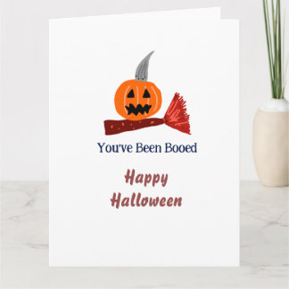 Tarjeta Te han abucheado feliz Halloween escoba de calabaz