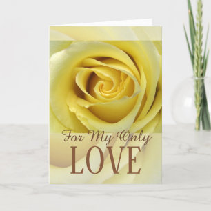 Tarjeta Tema de amor con Petales de rosa amarilla muy cerc