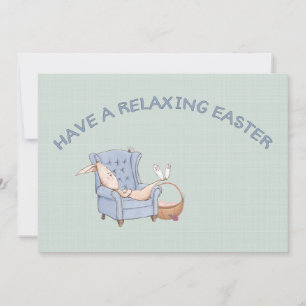 Tarjeta Tener un conejo de Pascua relajante en sillón