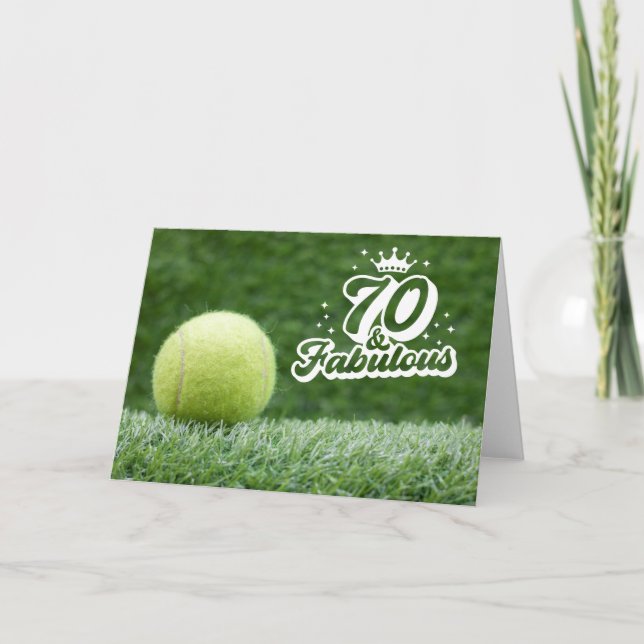 Tarjeta Tenis 70º cumpleaños con pelota sobre hierba verde (Anverso)