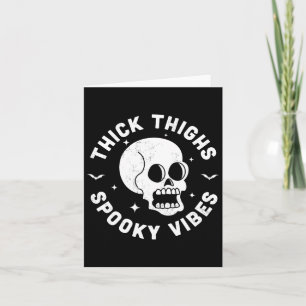 Tarjeta Thick Thighy Spooky Vibes Funny Halloween Skull Wo