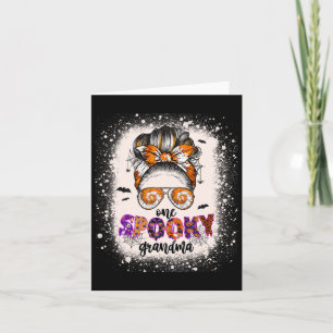Tarjeta Tie Dye Spooky Grandma Halloween Monster Messy Bun