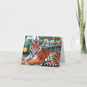 Tarjeta tigre bengalí con gorra de cumpleaños sentada