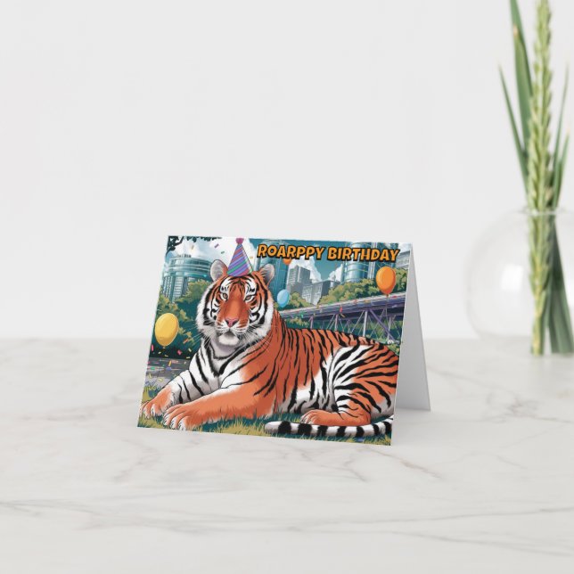 Tarjeta tigre bengalí con gorra de cumpleaños sentada (Anverso)