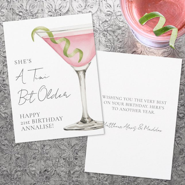 Tarjeta Tini Un Poco Más Viejo Martini Feliz Cumpleaños (Tini Bit Older Martini Happy Birthday Card)