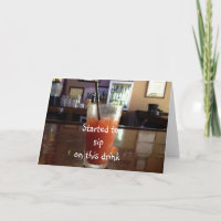 TOMÓ UNA BEBIDA PARA SUS ANIVERSARIOS.