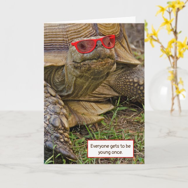 Tarjeta Tortuga de humor para cumpleaños con gafas de sol (flor amarilla)