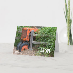 Tarjeta Tractor anaranjado viejo del cumpleaños en la