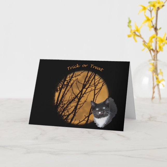Tarjeta Trampa o vístete de Halloween gato negro y luna (flor amarilla)