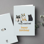 Tarjeta Tres gatos Hey Hooman Funny Cumpleaños<br><div class="desc">Envíe deseos a alguien muy especial en su cumpleaños con esta graciosa tarjeta de gato. Tres gatos con la expresión 'hey, hooman' y 'feliz cumpleaños' en color azul claro traerán una sonrisa a la cara de todos. En la parte trasera también está impreso el pequeño tamaño de tres ilustraciones gatos....</div>