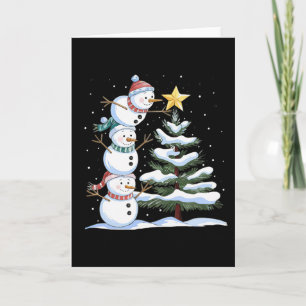 Tarjeta Tres muñecos de nieve están arreglando un árbol de