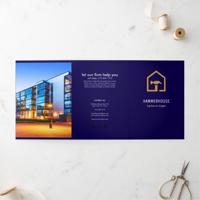 Tarjeta Tríptica Edificio de construcción moderno azul marino y dor (Exterior)