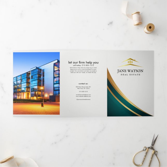 Tarjeta Tríptica Inmobiliaria Moderna Verde y Dorada (Exterior)