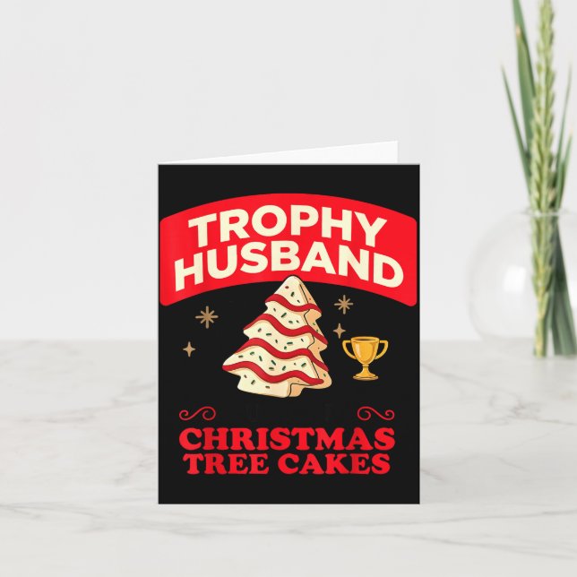 Tarjeta Trophy Retro Husband Fueled By Christmas Tree Cake (Anverso)