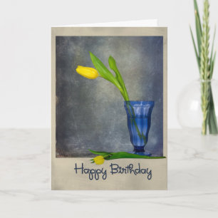 Tarjeta tulipán amarillo de cumpleaños en vidrio azul