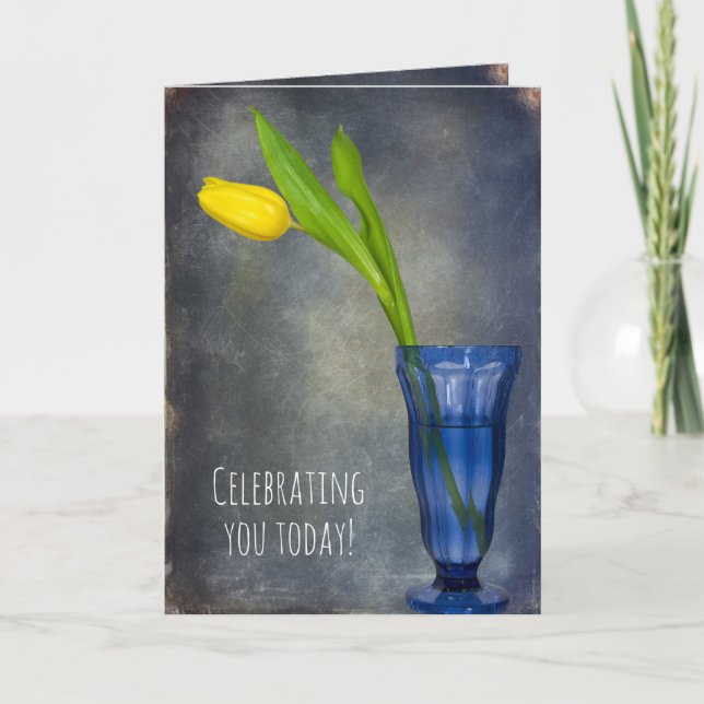 Tarjeta tulipán amarillo en cumpleaños de vidrio azul (Anverso)