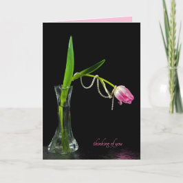 Tarjeta tulipán rosa con perlas en jarrón pensando en ti