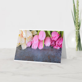 Tarjeta Tulipanes rosados frescos sobre fondo de piedra gr