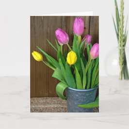 Tarjeta tulipanes rosados y amarillos en cubo