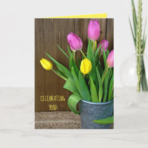 Tarjeta tulipanes rosas y amarillos en un cubo de cumpleañ