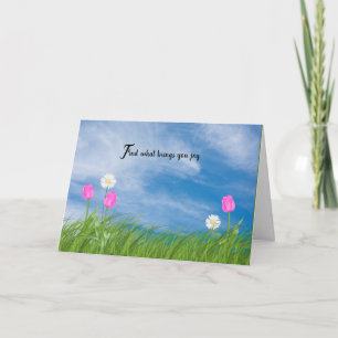 Tarjeta tulipanes y margaritas en césped