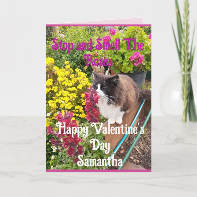 Tarjeta Tuxedo Cat Sniffing Flowers Funny Valentines Day (Anverso)
