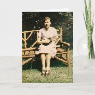 Tarjeta Ukulele chica canto foto del vintage de agosto de