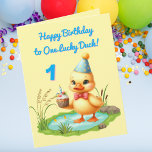 Tarjeta Un afortunado Duck Photo Girly Kids Birthday Gremi<br><div class="desc">Celebra el día especial de tu pequeña con nuestra adorable tarjeta de cumpleaños "Un Pato Suertudo"! Esta tarjeta de saludo giratorio, llena de delicadeza y de encanto lúdico, cuenta con un alegre pato en rosa pastel, amarillos y chispas doradas, perfecto para la estrella de cumpleaños más dulce. Añade tu foto...</div>