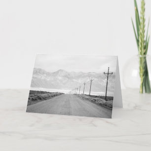 Tarjeta Un camino solitario y montañas de las líneas