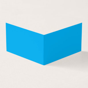 Tarjeta un cielo azul con un avión volando en el cielo