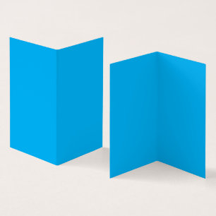 Tarjeta Un cielo azul vibrante con algunos arcos blancos d