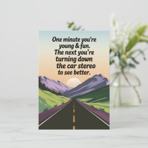 Tarjeta Un cumpleaños gracioso que se hace viejo volteando