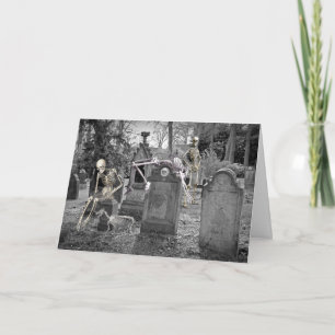 Tarjeta Un día en el cementerio con esqueletos Halloween