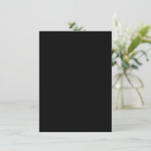 Un fondo negro sólido y liso llena la imagen